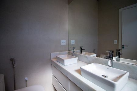 Casa de condomínio para alugar com 159m², 3 quartos e 4 vagas Casa de condomínio para alugar com 159m², 3 quartos e 4 vagasBanheiro da Suite 1