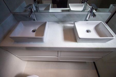 Casa de condomínio para alugar com 159m², 3 quartos e 4 vagas Casa de condomínio para alugar com 159m², 3 quartos e 4 vagasBanheiro da Suite 1