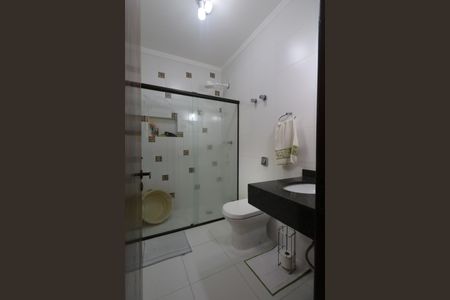 Casa para alugar com 263m², 3 quartos e 7 vagas Casa para alugar com 263m², 3 quartos e 7 vagasBanheiro da Suíte 2