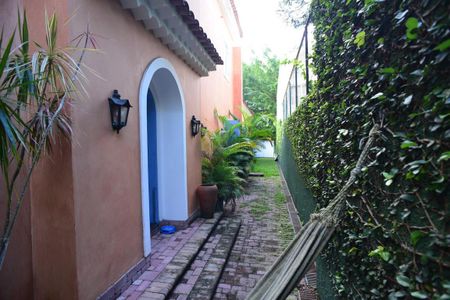 Casa à venda com 350m², 5 quartos e 3 vagasCorredor Lateral