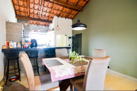 Casa à venda com 200m², 3 quartos e 2 vagasSala