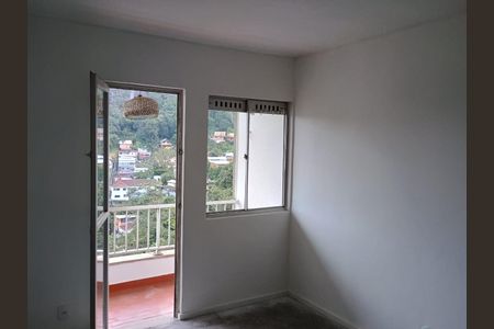 Sala de apartamento para alugar com 2 quartos, 50m² em Thouzet, Petrópolis