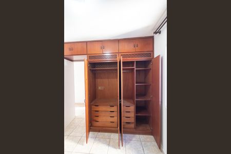 Apartamento para alugar com 53m², 2 quartos e 1 vaga Apartamento para alugar com 53m², 2 quartos e 1 vagaQuarto 01 - Armário