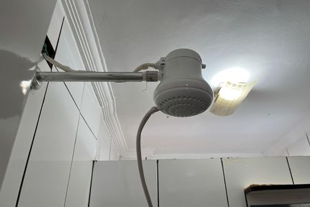 Banheiro de kitnet/studio para alugar com 1 quarto, 35m² em Gonzaga, Santos