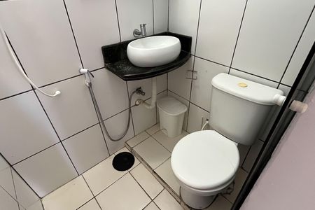 Banheiro de kitnet/studio para alugar com 1 quarto, 35m² em Gonzaga, Santos
