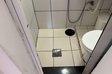 Banheiro de kitnet/studio para alugar com 1 quarto, 35m² em Gonzaga, Santos