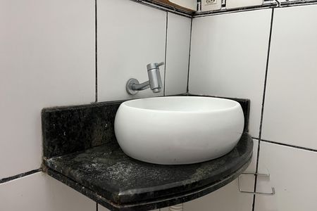 Banheiro de kitnet/studio para alugar com 1 quarto, 35m² em Gonzaga, Santos
