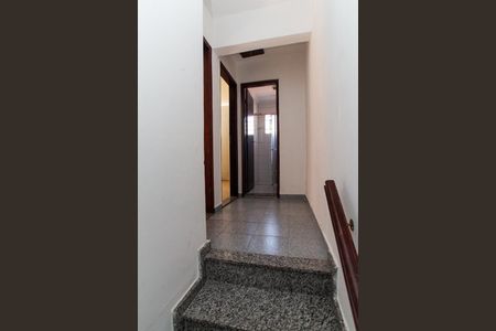 Casa para alugar com 180m², 2 quartos e 2 vagas Casa para alugar com 180m², 2 quartos e 2 vagasEscada
