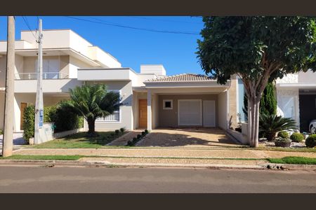 Casa de condomínio para alugar com 175m², 3 quartos e 2 vagasFachada