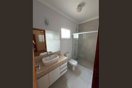Casa de condomínio para alugar com 175m², 3 quartos e 2 vagasBanheiro 