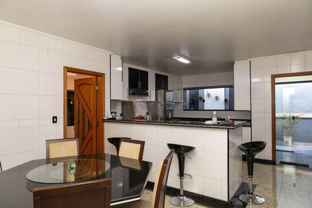Casa à venda com 263m², 4 quartos e 8 vagasCozinha
