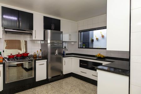 Casa à venda com 263m², 4 quartos e 8 vagasCozinha