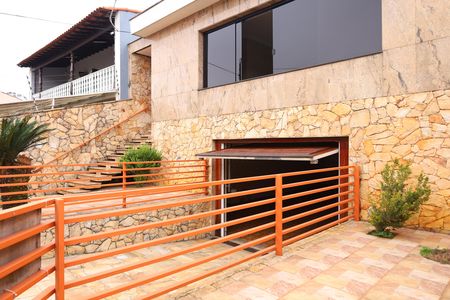 Casa à venda com 263m², 4 quartos e 8 vagasVaranda