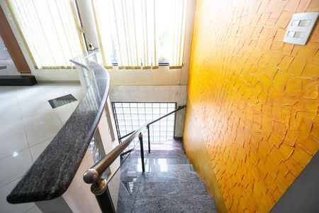 Casa para alugar com 280m², 4 quartos e 2 vagas Casa para alugar com 280m², 4 quartos e 2 vagasEscada