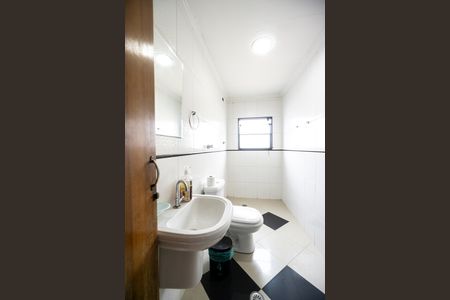 Casa para alugar com 280m², 4 quartos e 2 vagas Casa para alugar com 280m², 4 quartos e 2 vagasBanheiro social 02
