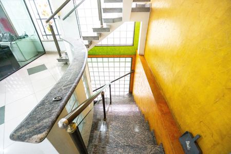Casa para alugar com 280m², 4 quartos e 2 vagas Casa para alugar com 280m², 4 quartos e 2 vagasEscada