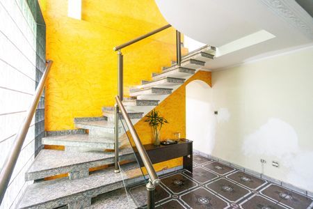 Casa para alugar com 280m², 4 quartos e 2 vagas Casa para alugar com 280m², 4 quartos e 2 vagasEscada