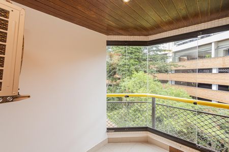 Apartamento para alugar com 180m², 4 quartos e 2 vagas Apartamento para alugar com 180m², 4 quartos e 2 vagasVaranda