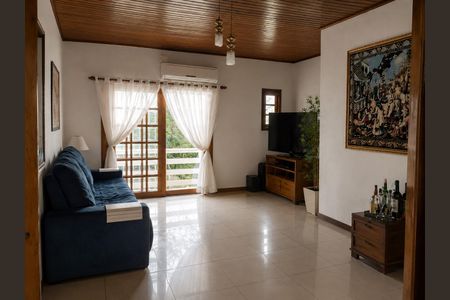 Sala de casa para alugar com 3 quartos, 240m² em Santa Rosa de Lima, Porto Alegre