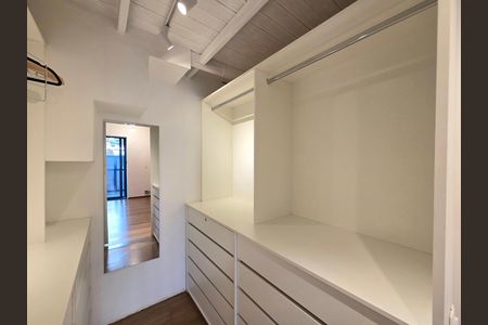 Casa de condomínio à venda com 160m², 2 quartos e 1 vaga Casa de condomínio à venda com 160m², 2 quartos e 1 vagaCloset do quarto 1