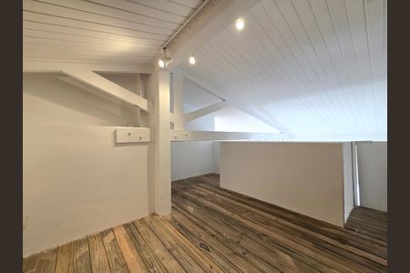 Casa de condomínio à venda com 160m², 2 quartos e 1 vaga Casa de condomínio à venda com 160m², 2 quartos e 1 vagaSótão