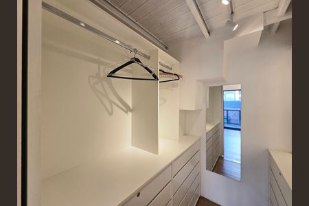 Casa de condomínio à venda com 160m², 2 quartos e 1 vaga Casa de condomínio à venda com 160m², 2 quartos e 1 vagaCloset do quarto 1