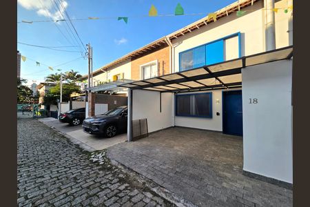 Casa de condomínio à venda com 160m², 2 quartos e 1 vaga Casa de condomínio à venda com 160m², 2 quartos e 1 vagaFachada