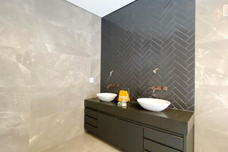 Casa de condomínio à venda com 1205m², 5 quartos e 4 vagas Casa de condomínio à venda com 1205m², 5 quartos e 4 vagasBanheiro da Suíte 1