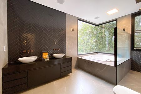 Casa de condomínio à venda com 1205m², 5 quartos e 4 vagas Casa de condomínio à venda com 1205m², 5 quartos e 4 vagasBanheiro da Suíte 1