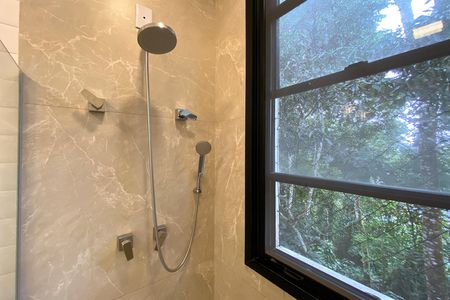 Casa de condomínio à venda com 1205m², 5 quartos e 4 vagas Casa de condomínio à venda com 1205m², 5 quartos e 4 vagasBanheiro da Suíte 2