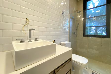 Casa de condomínio à venda com 1205m², 5 quartos e 4 vagas Casa de condomínio à venda com 1205m², 5 quartos e 4 vagasBanheiro da Suíte 2