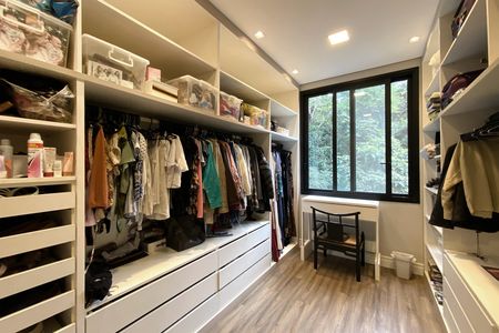 Casa de condomínio à venda com 1205m², 5 quartos e 4 vagas Casa de condomínio à venda com 1205m², 5 quartos e 4 vagasCloset da suíte 1