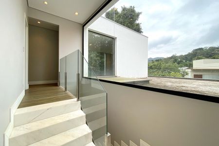 Casa de condomínio à venda com 1205m², 5 quartos e 4 vagas Casa de condomínio à venda com 1205m², 5 quartos e 4 vagasEscadas