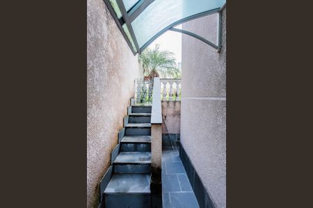 Casa à venda com 184m², 3 quartos e 3 vagas Casa à venda com 184m², 3 quartos e 3 vagasEscada