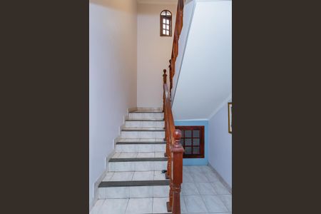 Casa à venda com 184m², 3 quartos e 3 vagas Casa à venda com 184m², 3 quartos e 3 vagasEscada