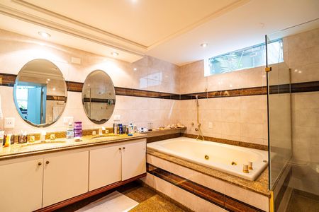 Apartamento à venda com 277m², 3 quartos e 2 vagas Apartamento à venda com 277m², 3 quartos e 2 vagasBanheiro da Suíte 1