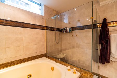Apartamento à venda com 277m², 3 quartos e 2 vagas Apartamento à venda com 277m², 3 quartos e 2 vagasBanheiro da Suíte 1
