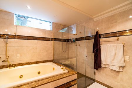 Apartamento à venda com 277m², 3 quartos e 2 vagas Apartamento à venda com 277m², 3 quartos e 2 vagasBanheiro da Suíte 1