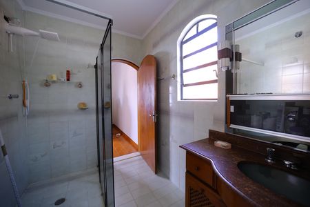 Casa à venda com 331m², 3 quartos e 5 vagasBanheiro do Quarto 1