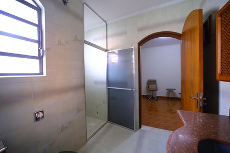 Casa à venda com 331m², 3 quartos e 5 vagasBanheiro do Quarto 2