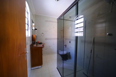 Casa à venda com 331m², 3 quartos e 5 vagasBanheiro do Quarto 1