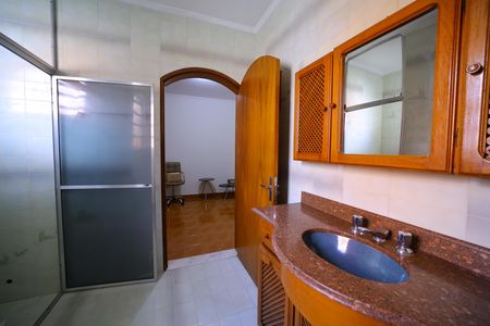 Casa à venda com 331m², 3 quartos e 5 vagasBanheiro do Quarto 2