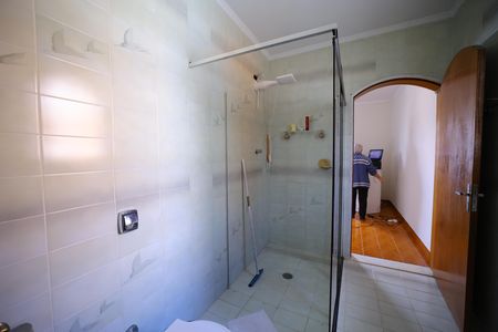 Casa à venda com 331m², 3 quartos e 5 vagasBanheiro do Quarto 1