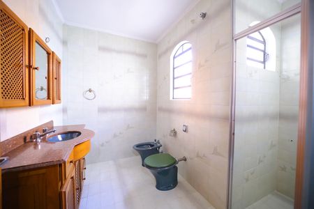 Casa à venda com 331m², 3 quartos e 5 vagasBanheiro do Quarto 2