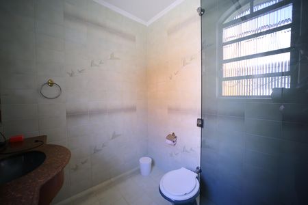 Casa à venda com 331m², 3 quartos e 5 vagasBanheiro do Quarto 1