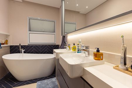 Apartamento à venda com 124m², 2 quartos e 1 vaga Apartamento à venda com 124m², 2 quartos e 1 vagaBanheiro da Suíte