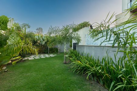 Casa de condomínio à venda com 585m², 4 quartos e 2 vagas Casa de condomínio à venda com 585m², 4 quartos e 2 vagasQuintal