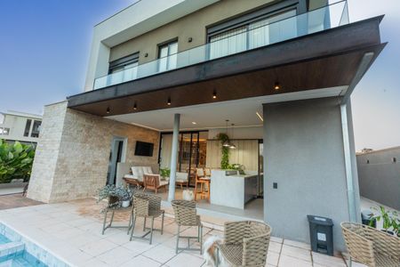 Casa de condomínio à venda com 585m², 4 quartos e 2 vagas Casa de condomínio à venda com 585m², 4 quartos e 2 vagasVista do Lounge e da Churrasqueira