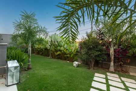 Casa de condomínio à venda com 585m², 4 quartos e 2 vagas Casa de condomínio à venda com 585m², 4 quartos e 2 vagasQuintal