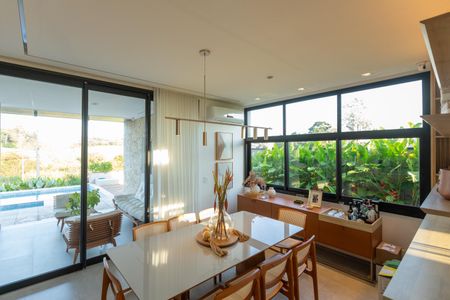 Casa de condomínio à venda com 585m², 4 quartos e 2 vagas